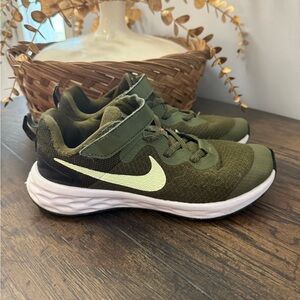 Nike boys youth sneakers size 3y, green